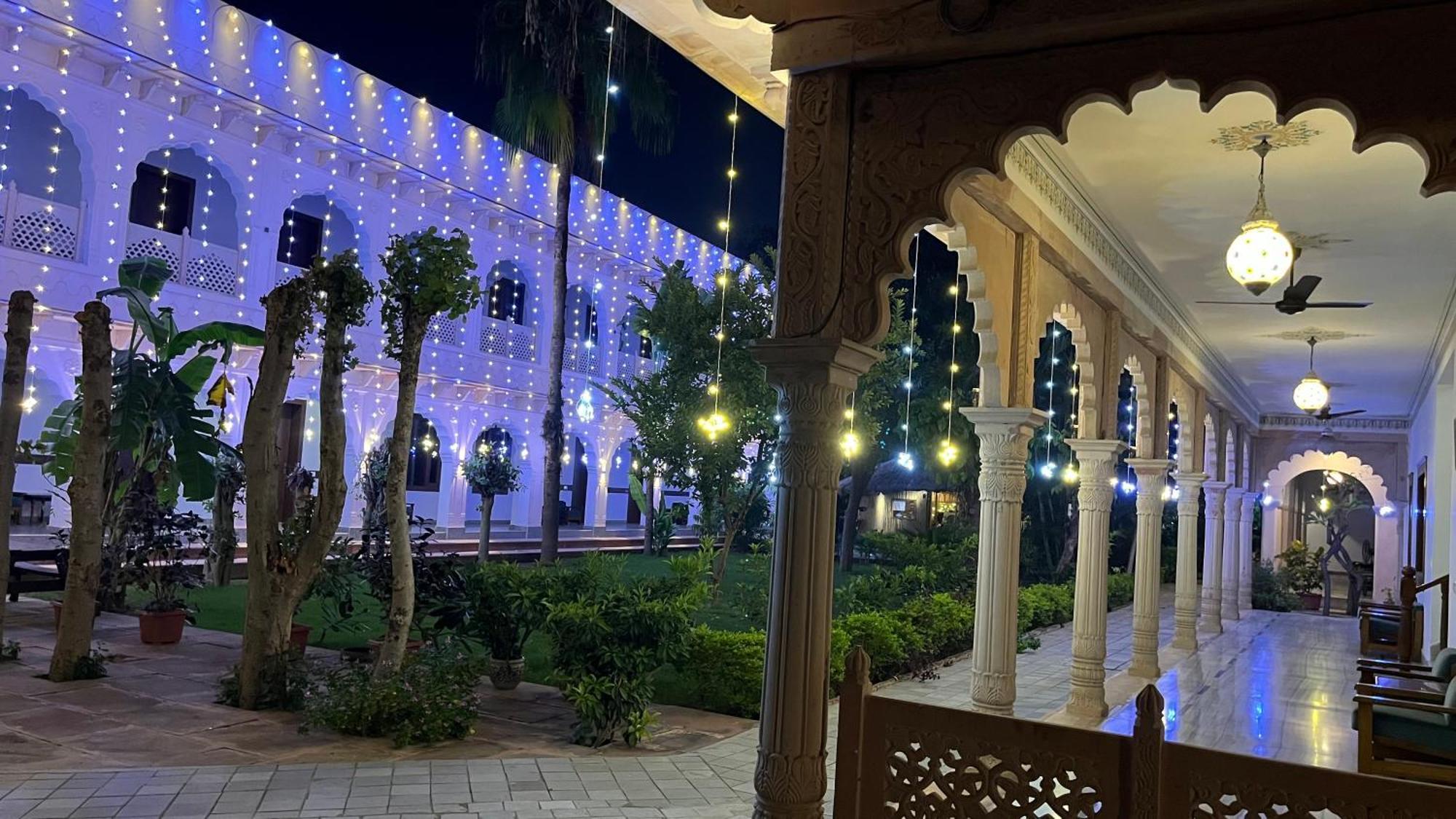 Hotel Sunbird Bharatpur Exterior foto
